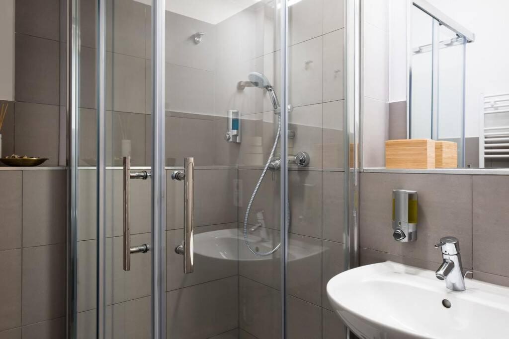 Sc 05 By Rockchair Apartments L Superhost Status L 2 Bedrooms Boxspringbeds Balcony Elevator - Cozy Family & Business Flair Welcomes You! Berlin Exterior foto